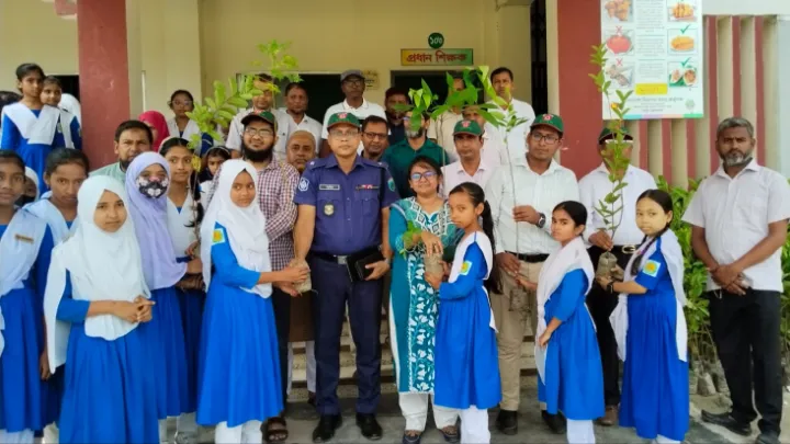 শ্লোগানে প্রকৃতি ও জীবন ক্লাবের গাছের চারা বিতরণ ও রোপন